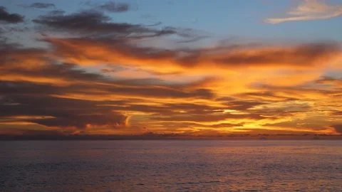 Colorful clouds on the sea in the evening 스톡 동영상 142244923