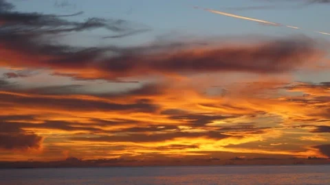 Colorful clouds on the sea in the evening 스톡 동영상 142244971