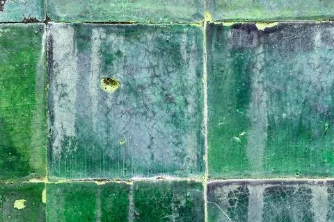 Colorful cracked tile texture, split tile, old vintage floor or wall background Foto stock