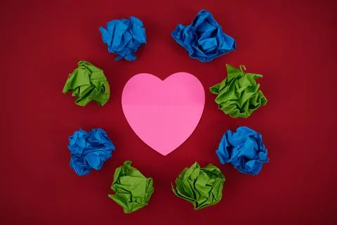 Colorful Crumpled Papers Circular Pattern Surrounding Heart Shaped Card. Blank Stockfoto's