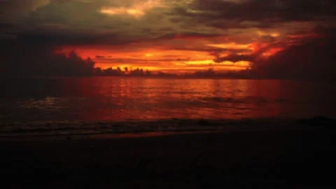 Colorful dawn in dark clouds on the beach. Vídeos de archivo 141774607