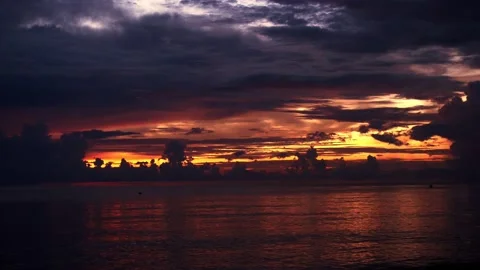 Colorful dawn in dark clouds on the beach. Vídeos de archivo 141774653