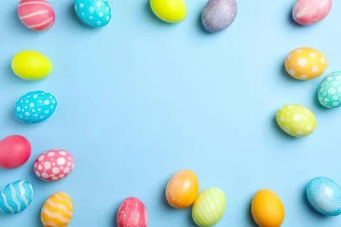 Colorful decorated easter eggs on blue background Stockfoto's
