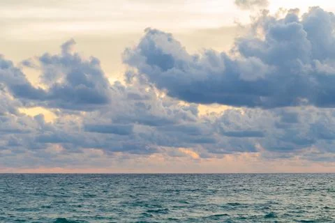 Colorful dramatic sky with cloud over ocean Stockfoto's