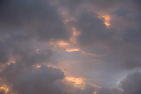 Colorful dramatic sky with cloud at sunset Stockfoto's