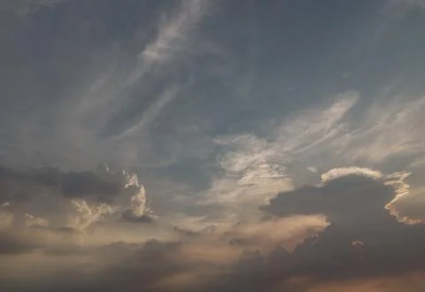 Colorful dramatic sky with cloud before sunset. Foto stock