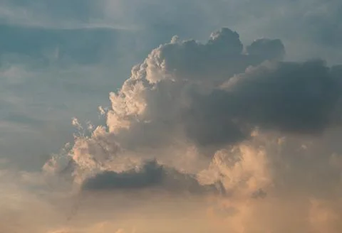 Colorful dramatic sky with cloud before sunset. Foto stock