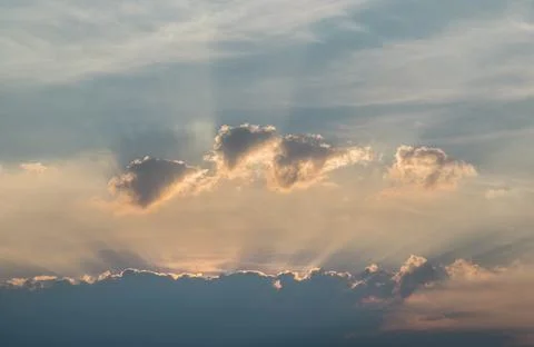Colorful dramatic sky with cloud before sunset. Stockfoto's