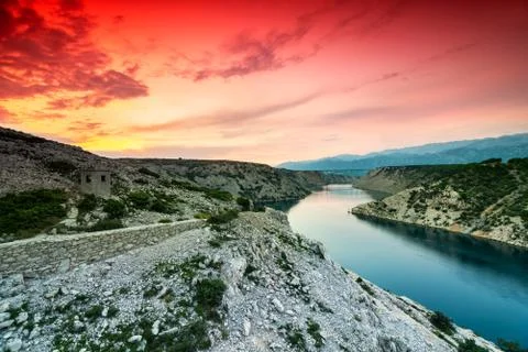 Colorful Dramatic Sunset Over the River And Mountains In Dalmatia, Croatia Foto stock
