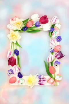 Colorful Easter Background with Decorated Eggs and Flowers Foto stock