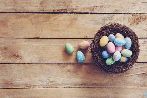 Colorful Easter egg and nest on wooden table background with copy space. 스톡 사진