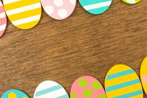 Colorful Easter egg with double side border on old wood background, flat lay  Foto stock