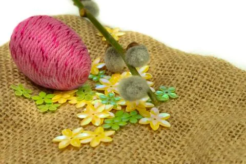 Colorful easter egg fresh catkin with decorations Foto stock