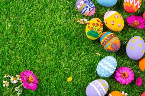 Colorful Easter egg on green grass Стоковые фото