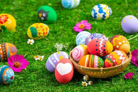 Colorful Easter egg on green grass Стоковые фото