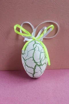 Colorful Easter egg on pink background isolated Stock-Fotos