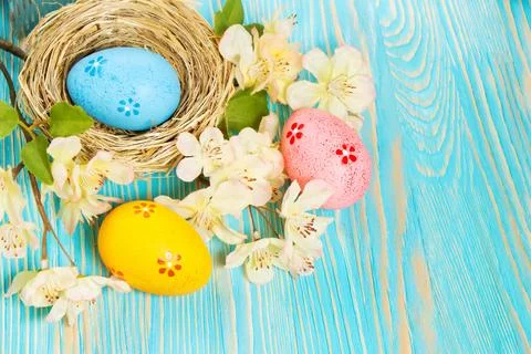 Colorful easter egg in straw nest Foto stock