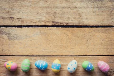 Colorful easter egg on wood background with space. 库存照片