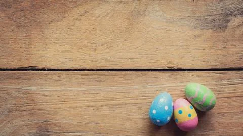 Colorful easter egg on wood background with space. 库存照片