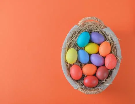 Colorful easter eggs in a basket Foto stock