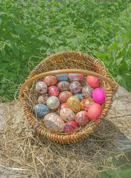 Colorful easter eggs in the basket Fotos Stock