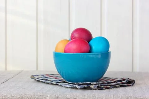Colorful Easter eggs in a bowl on the table Foto stock
