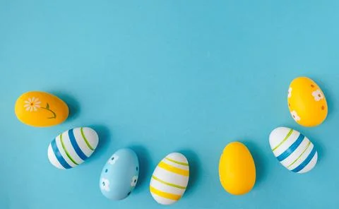 Colorful easter eggs on bright blue background banner. Stock-Fotos