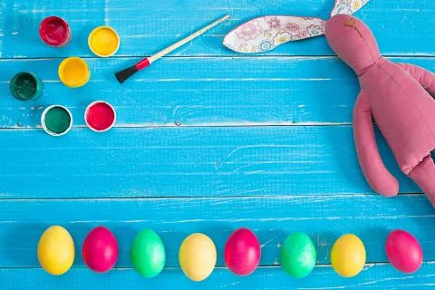 Colorful easter eggs, brush and paint on wooden board background with space. 스톡 사진