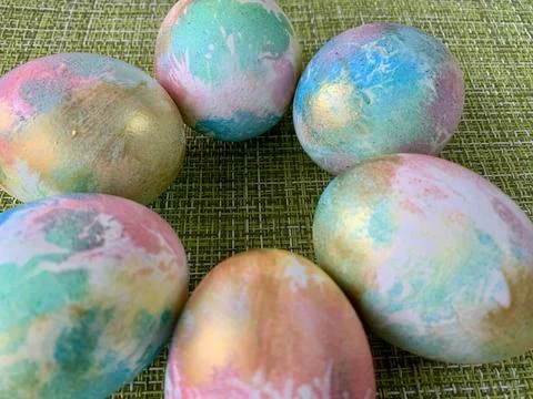 Colorful Easter eggs display a mix of pastel hues and metallic finishes, Foto stock