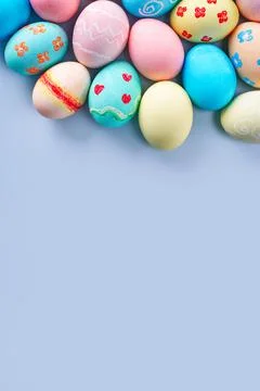 Colorful Easter eggs dyed by colored water with beautiful pattern on a pale b Foto stock