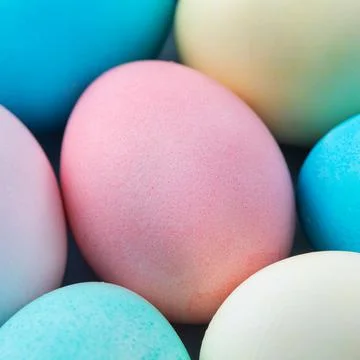 Colorful Easter eggs dyed by colored water with beautiful pattern on a pale b Foto stock