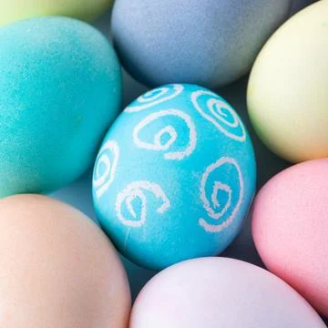 Colorful Easter eggs dyed by colored water with beautiful pattern on a pale b Foto stock