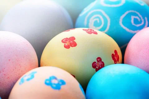Colorful Easter eggs dyed by colored water with beautiful pattern on a pale b Foto stock