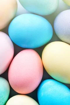 Colorful Easter eggs dyed by colored water with beautiful pattern on a pale b Foto stock