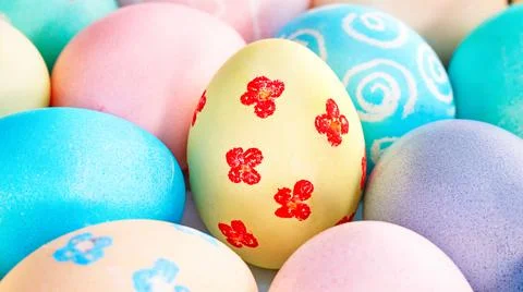 Colorful Easter eggs dyed by colored water with beautiful pattern on a pale b Foto stock