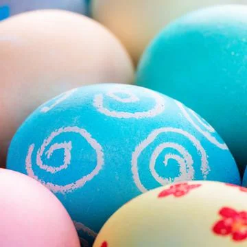 Colorful Easter eggs dyed by colored water with beautiful pattern on a pale b Foto stock