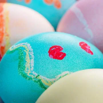 Colorful Easter eggs dyed by colored water with beautiful pattern on a pale b Foto stock