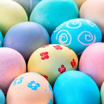 Colorful Easter eggs dyed by colored water with beautiful pattern on a pale b Foto stock