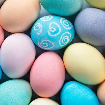 Colorful Easter eggs dyed by colored water with beautiful pattern on a pale b Foto stock