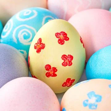 Colorful Easter eggs dyed by colored water with beautiful pattern on a pale b Foto stock