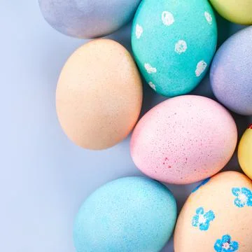 Colorful Easter eggs dyed by colored water with beautiful pattern on a pale b Foto stock