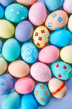 Colorful Easter eggs dyed by colored water with beautiful pattern on a pale b Foto stock