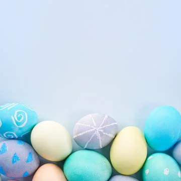 Colorful Easter eggs dyed by colored water with beautiful pattern on a pale b Fotos de archivo