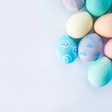 Colorful Easter eggs dyed by colored water with beautiful pattern on a pale b Foto stock