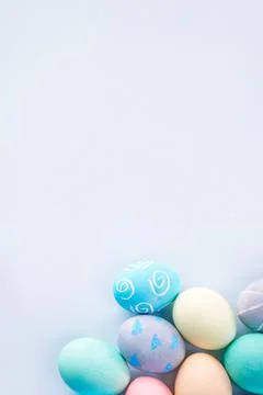 Colorful Easter eggs dyed by colored water with beautiful pattern on a pale b Fotos de archivo