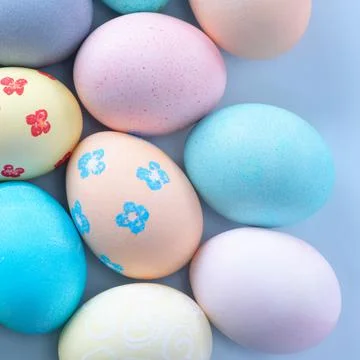 Colorful Easter eggs dyed by colored water with beautiful pattern on a pale b Foto stock