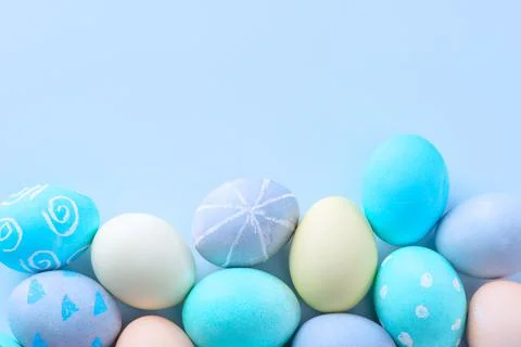 Colorful Easter eggs dyed by colored water with beautiful pattern on a pale b Foto stock