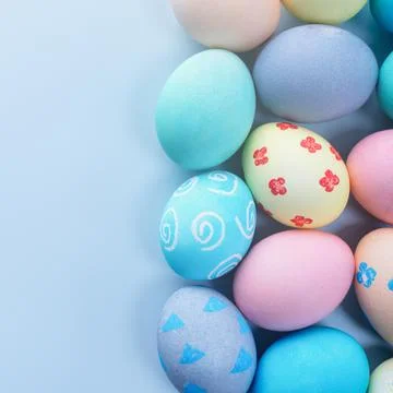 Colorful Easter eggs dyed by colored water with beautiful pattern on a pale b Foto stock
