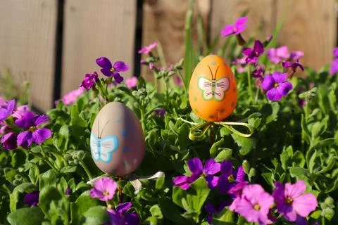 Colorful easter eggs in flowers close up Foto stock