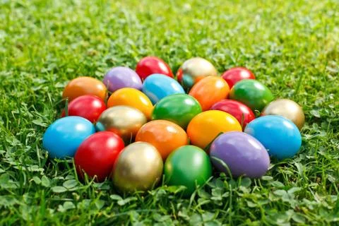 Colorful easter eggs in grass Foto stock